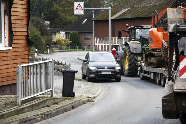 Das Bild zeigt, wie eng es auf der Moisburger Dorfstraße werden kann | Foto: Michael Sauer