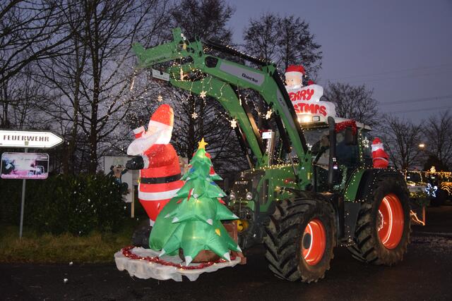 Weihnachtlich geschmückter Traktor beim Start des Konvois in Groß Moor | Foto: ts