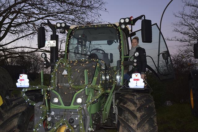 Jessica Sievers steigt beim Start in Groß Moor in den Traktor | Foto: ts