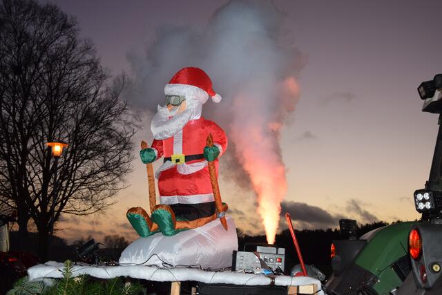 Pyrotechnik setzt diese Weihnachtsmannfigur auf einem Schlepper in Szene | Foto: ts
