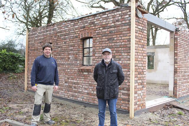 Bernhard Lenz (li.) und Jens Claußen vor der alten Schmiede | Foto: sb