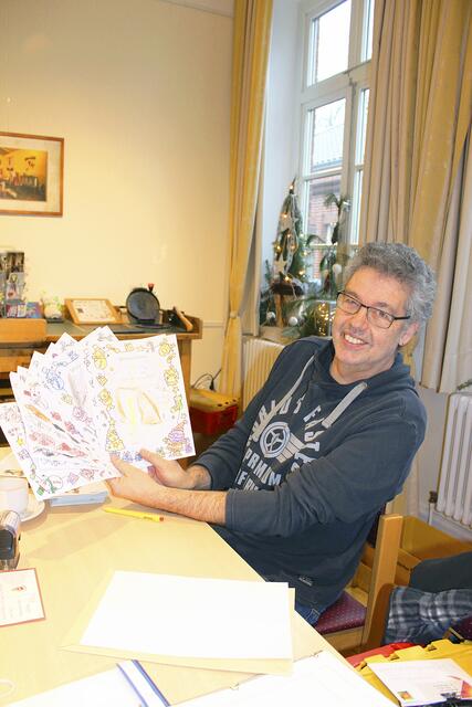 Wolfgang Dipper mit einer Handvoll Post an das Christkind | Foto: sb