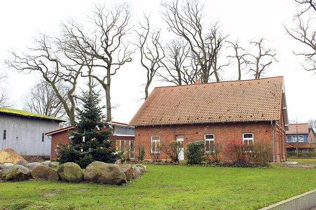 "Metas Huus" mit Altbau (re.), neuem Anbau (hinter dem Weihnachtsbaum) und Scheune (li.) | Foto: sb