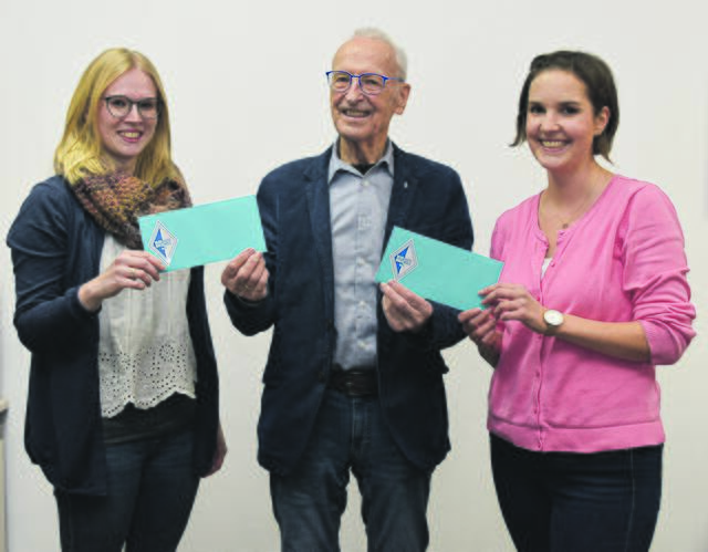 Gewinnerin Joana Rose (li.) freute sich mit ihrer Bekannten Inga Mencke über die Fitness-Gutscheine, die ihnen Arno Reglitzky von Blau-Weiss-Buchholz überreichte | Foto: Axel-Holger Haase