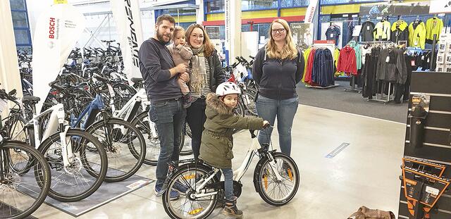 Franziska und Christian Tessmer mit Emmi und Hanna, die gleich eine Proberunde mit dem neuen Bike, das Lisa Buchheister übergab | Foto: Martin R. Roesnick