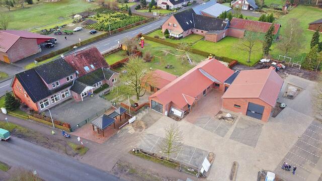 Rechts ist der Neubau für das Feuerwehrgerätehaus, links das Dorfgemeinschaftshaus im umgebauten Altbau mit dem Multifunktionsraum, der unter anderem auch von den Kindern des benachbarten Kinnerhus' (dunkles Dach) mitgenutzt werden kann  | Foto: FF Ahrenswohlde