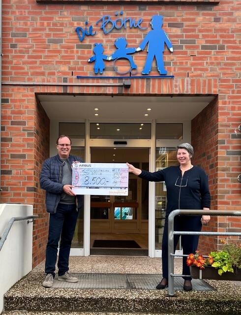 Volker Strupat überreicht den Spendenscheck an Börne-Geschäftsführerin Stefanie Mencke | Foto: Börne