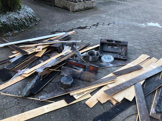 Die Einsatzkräfte haben verbrannte Küchenteile aus dem Haus geschafft | Foto: Michel Rumpelt