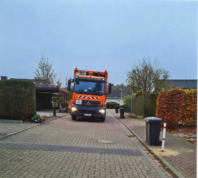 Dieses Foto zeigt zur Frage, ob der Fußgängerweg befahrbarer Raum ist, dass es gar nicht anders ginge: Autofahrer müssen auf den Fußweg ausweichen können, anders kämen sie nicht am Müllwagen vorbei | Foto: Wallin