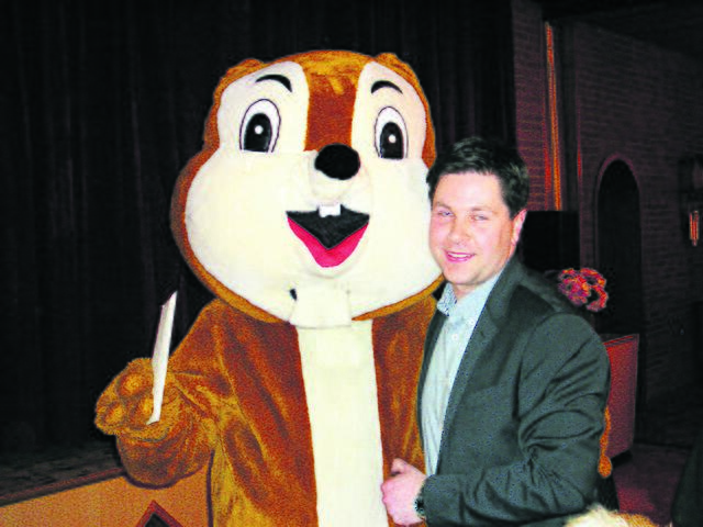 Thorsten Friesecke mit Maskottchen Ekki. Er ist der "Papa" des plüschigen Maskottchens  | Foto: Dodenhoff