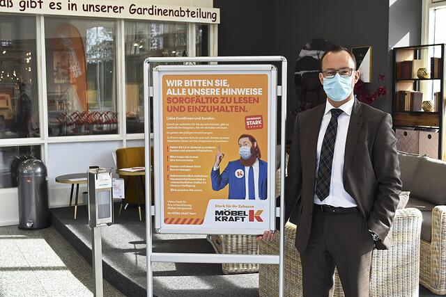 Thorben Woelke, Hausleiter von Möbel Kraft in Buchholz, lädt 
zum Bummel in den großflächigen Abteilungen ein | Foto: Axel-Holger Haase