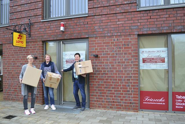 Thorsten Friesecke mit zwei der treuen Mitarbeiterinnen, Anke Grönboldt (li.) und Birgit Bostelmann, beim Umzug zurück in die Bahnhofstraße" | Foto: bim