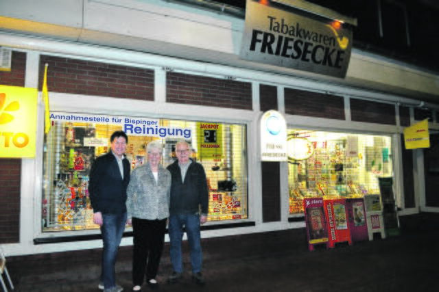Geändert hat sich in den vergangenen Jahrzehnten fast nur die Schaufensterauslage. Thorsten, Ursula und Günther Friesecke (v.li.) vor dem Fachgeschäft Unter den Linden 16 | Foto: bim