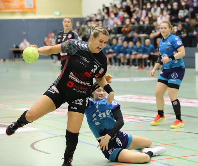 Evelyn Schulz (am Ball) zeigt von Beginn an Biss  | Foto: cc