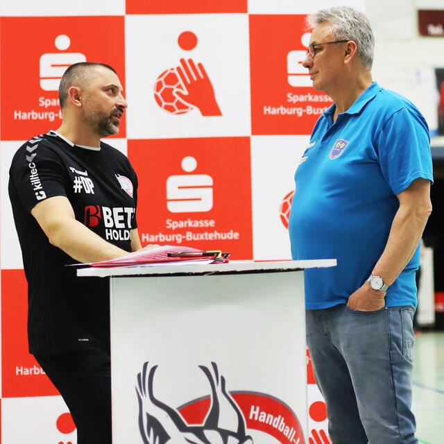 Die beiden Trainer im Gespräch nach dem Spiel: Dubravko Prelcec (li.) und Dirk Leun