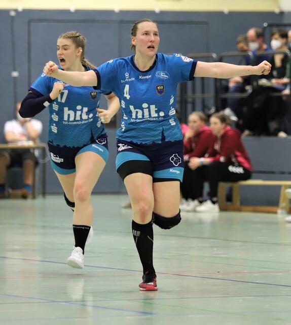 Nach dem Abpfiff der Partie jubelten Charlotte Kähr (li.) und Johanna Heldmann mit dem Siegerteam aus Buxtehude um die Wette | Foto: cc