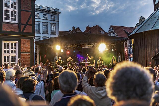 Das Stader Altstadtfest findet vom 17. bis 19. Juni statt. Musiker und Bands treten mit Rock, Pop, Soul und mehr auf mehreren Bühnen auf