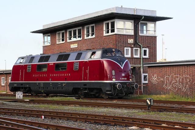 Die Dieselloklegende V200 033 der Eisenbahnfreunde Witten e.V. am Stellwerk Cuxhaven | Foto: Patrick Bock