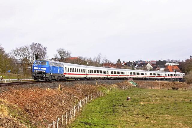 Die an die Deutsche Bahn Verkehr vermietete Press 218 054-3 kommt mit dem IC2413 von Fehmarn Burg auf der KBS 140 in Oldenburg in Holstein um die Einfahrtskurve | Foto: Patrick Bock