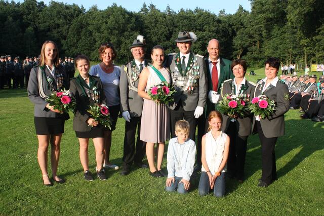 Rückblick auf das Jahr 2017: Lena Beister (2. v. li.) als Jungschützenkönigin des Schützenvereins Brackel | Foto: os