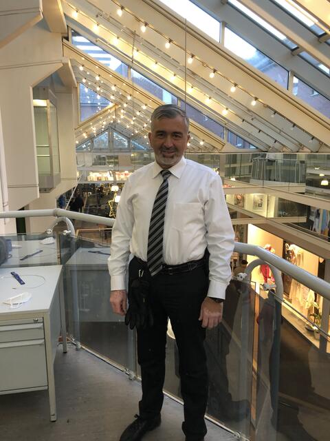Mohammad Ishaq in seinem "Büro"  unter der Glaskuppel des Einkaufszentrums. Von hier hat er immer einen guten Überblick | Foto: Christine Bollhorn