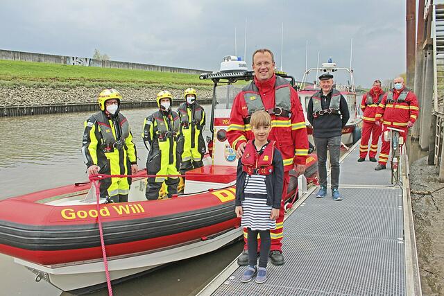 Hier haben die Retter selbst mal Hilfe erhalten: Die Stader DLRG-Ortsgruppe benötigte dringend ein neues Rettungsboot. Doch die Kosten für eine Neuanschaffung in Höhe von 135.000 Euro waren nicht zu stemmen. Der Landkreis steuerte zwar die Hälfte dazu, aber die Restsumme musste die Ortsgruppe in Eigenleistung aufbringen. Nach zwei Spendenaufrufen im WOCHENBLATT hatten die Wasserretter den fehlenden Betrag endlich zusammen. Im Mai 2021 wurde das neue Boot auf den Namen "Good Will" getauft - von der 7-jährigen Nea, der Tochter des Stader DLRG-Vorsitzenden 
Christian Schaarschmidt (Mitte). Superintendent Dr. Thomas Kück (3.v.re.) sprachen Dankes- und Segensworte | Foto: jab