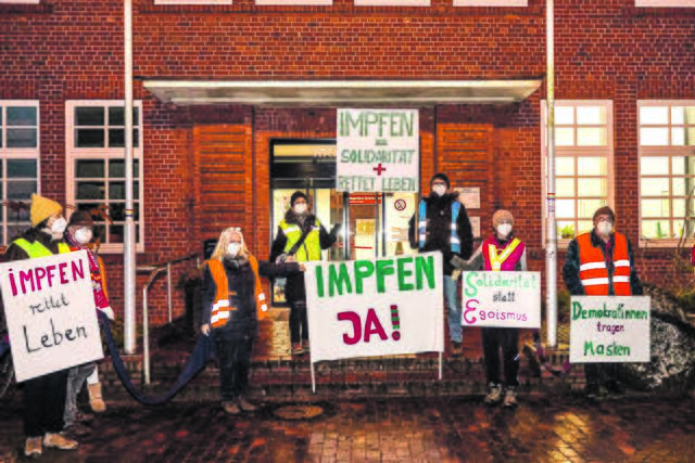 Vor dem Rathaus in Buchholz plädierten Bürger für die Corona-Maßnahmen | Foto: Helms