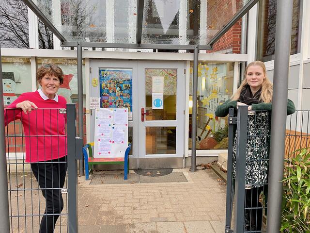 Kirchenvorsteherin Silke Lührs (li.) und Kita-Leiterin Eileen Niwa vor dem Ev.-luth. Kindergarten Meckelfeld. Nur für das Foto wurde die Masken kurz abgenommen