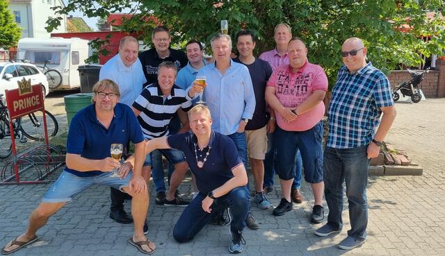 Die HVV-Dauerkartengruppe mit Jochen Schmidt (li.) | Foto: Wentzien