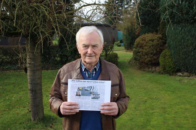 Zehn Jahre danach: Heinrich König heute in seinem Garten mit dem WOCHENBLATT-Artikel von damals | Foto: ce