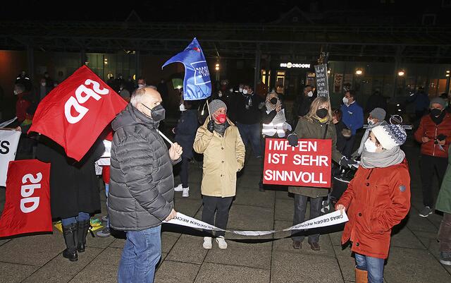 An der Kundgebung der "Oma gegen Rechts" beteiligten sich auch Vertreter verschiedener Parteien | Foto: jd