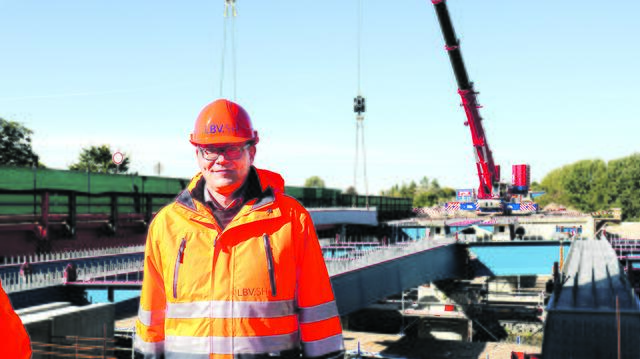 Christoph Köster vom schleswig-holsteinischen Landesbetrieb für Verkehr und Straßenbau (hier auf einer anderen Baustelle) informierte über die Sanierungspläne | Foto: LBV.SH