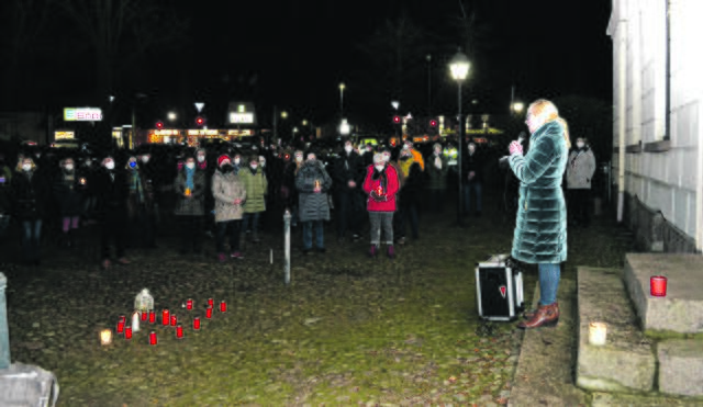 Bürgeermeisterin Nadja Weippert unterstrich in ihrer Rede die Solidarität vieler Menschen in der Corona-Pandemie  | Foto: bim