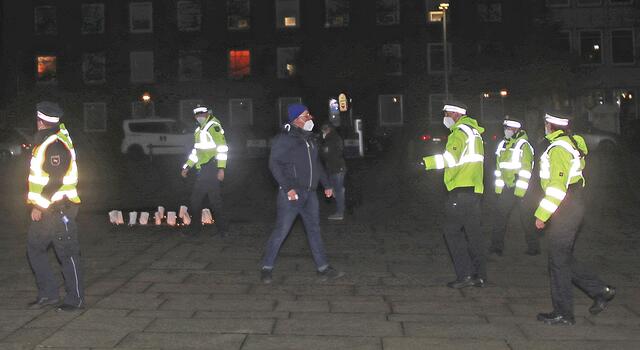 Kurzeitige Eskalation: Die Polizei griff ein, als ein Mann aus den Reihen der "Spaziergänger" sich aggressiv gegenüber den Teilnehmern der Gegendemonstration verhielt | Foto: jd