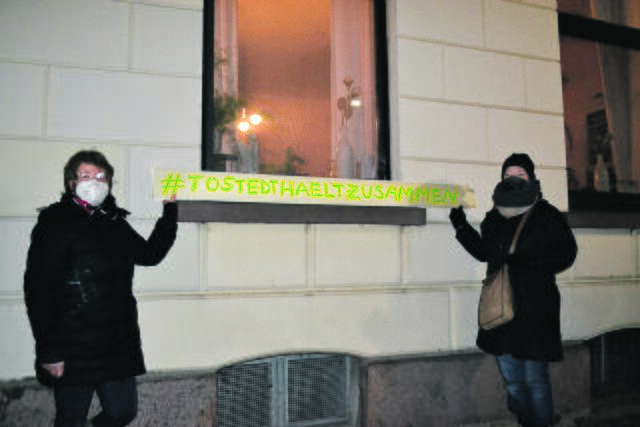 Sonja Kröger (li.) und Christina Möllmann von den Grünen bekräftigten: "Tostedt hält zusammen" | Foto: bim