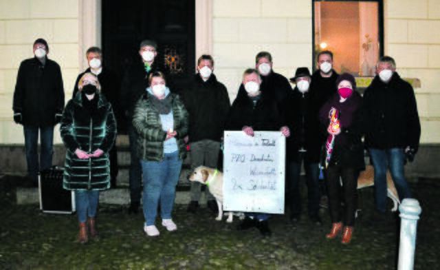 Einige der an der Mahnwache teilnehmenden Ratsmitglieder aus Tostedt | Foto: bim