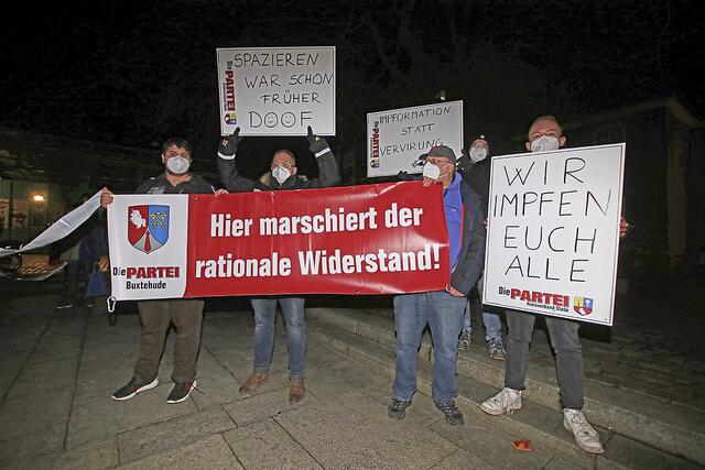 Originelle Sprüche auf den Transparenten der Abordnung von der Satirepartei "Die PARTEI"