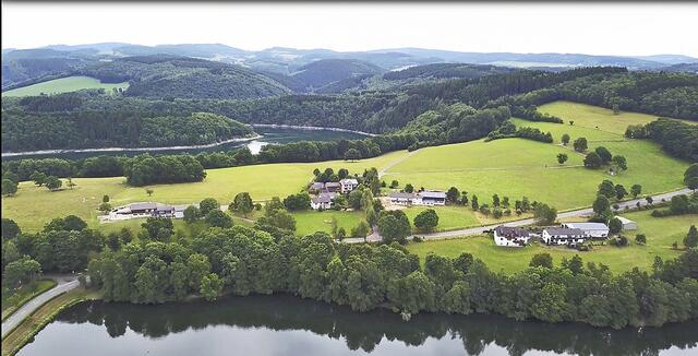 Das "kleine Stade" aus der Luft: Das Dörfchen liegt idyllisch auf einer Landzunge inmitten des Biggestausees