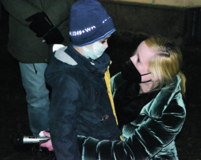 Rührende Geste: Paul (7) schenkte Bürgermeisterin Nadja Weippert seine Gedenk-Kerze | Foto: bim