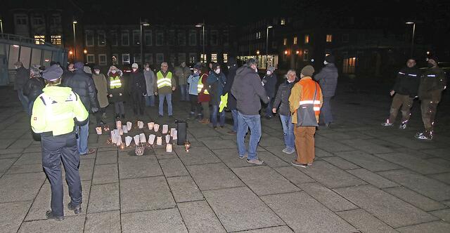 Die Teilnehmer der Demo von "stade unteilbar" formierten Windlichter zu einem Herz | Foto: jd