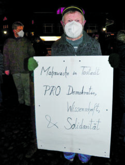 Ernst Ribandt brachte das Thema der Mahnwache aufs Plakat | Foto: bim