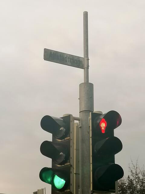 Das Straßenschild ist kaum noch zu lesen