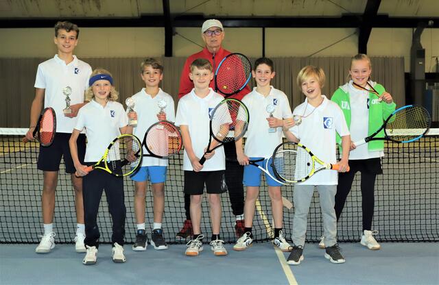 Die jungen Talente des TC Bendestorf mit Trainer Rolf Pauseback (v.l.): Benny von Bloh, Robin Hagen, Freddy von Bloh, Markus Runge, Finn Jakob Lensing, Tim Matthies und Carla Matthies