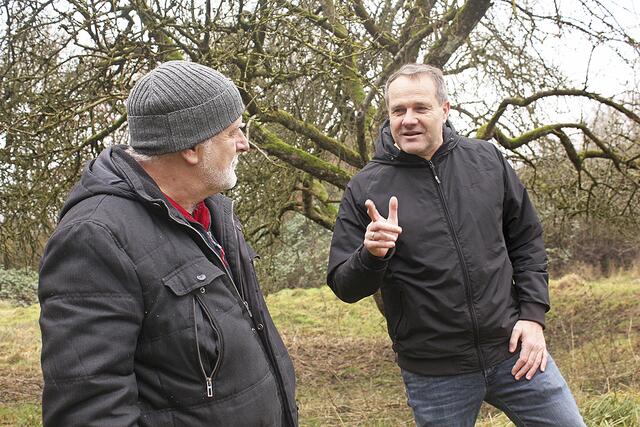 Dr. Andreas Schäfer (re.) im Gespräch mit dem Entdecker der Schanze, Dietrich Alsdorf | Foto: Hansestadt Stade
