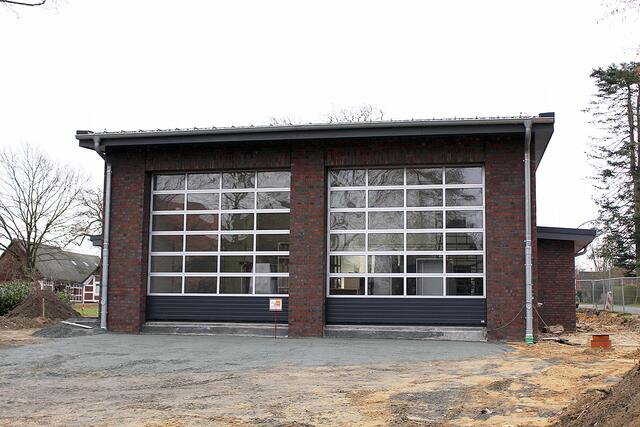 Die Fahrzeughalle des neuen Feuerwehrhauses in Wedel | Foto: sb