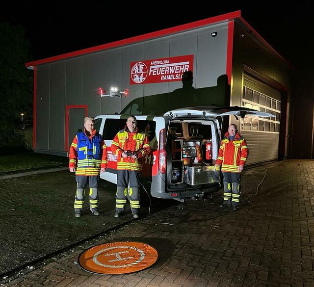 Die Feuerwehrleute Alexander Kirsch (v. li.), Stefan Gehrmann und Ralf Eddelbüttel trainieren mit der Drohne