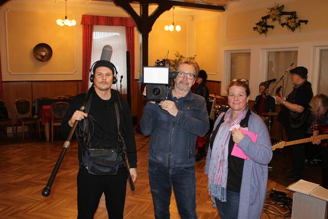 In einer Drehpause (v. re.): NDR-Reporterin Kirsten Ranf, Kameramann Andreas Stonawski und der für den guten Ton verantwortliche Mike Vollmer | Foto: ce