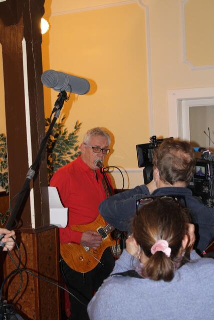 "Und Action!": Gitarrist, Komponist und Arrangeur Dieter Hamann wird vom TV-Team umringt | Foto: ce