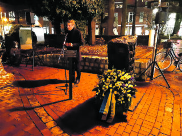 Bürgermeister Jan-Hendrik Röhse bei seiner Rede am Mahnmal für die Nazi-Opfer