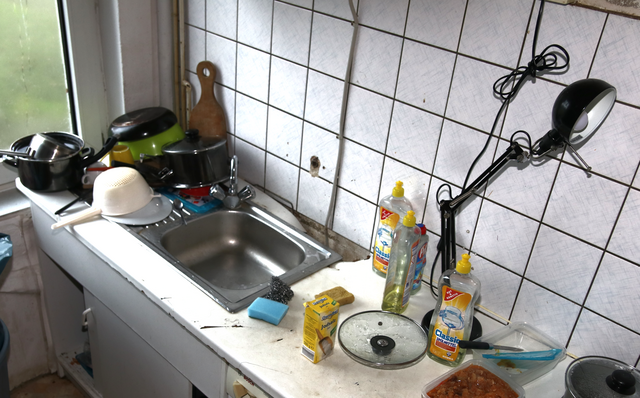 Stromleitungen wurden zum Teil offen verlegt. In der Nähe der Spüle birgt das einige Gefahrenpotenzial | Foto: jd